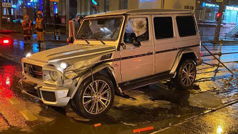 Mercedes G63 AMG φέρνει τούμπες σε κεντρικό δρόμο